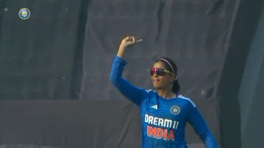 OUT & OUT! Shreyanka Patil's crucial couple of wickets in an over
