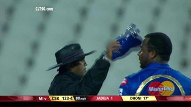 M14: CSK vs MI – MS Dhoni six