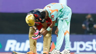 OUCH: Throw out of nowhere hurts Faf's thumb