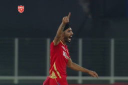 Harpreet's twin strikes - Virat + Maxwell
