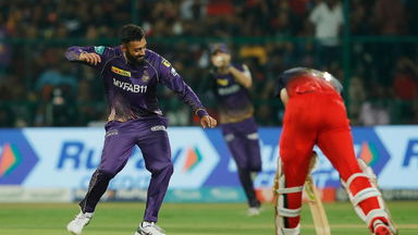 4 & OUT: Chakaravarthy has the last laugh against Maxwell