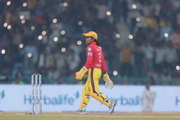WOW: Uma Chetry takes one-handed stunner