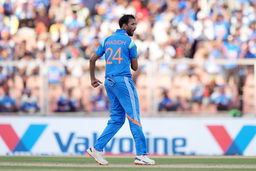 Timber strike: Chase misses, Prasidh hits