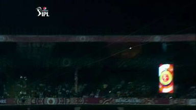 M40: RCB vs KXIP – Disruption mid-air, No Six for Gayle on that one