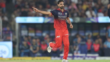 Evergreen Bhuvneshwar Kumar's splendid 3/28