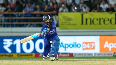 6,4,4 - Dinesh Karthik goes after Dwaine Pretorius