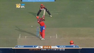 M53: GL vs SRH – Munaf Patel Wicket