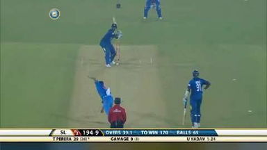 1ST ODI: IND vs SL – Thisara Perera Wicket