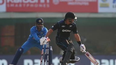 Commentators analyse MS Dhoni's glove work