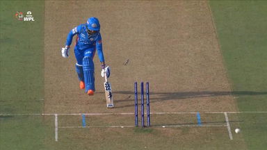 M15 - MI vs UPW: Saika Ishaque Wicket