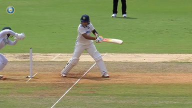 4,4,4: Harmanpreet, Richa up the ante