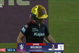 M13 - GG vs RCB: Sophie Molineux Wicket