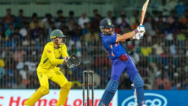 4 & 6: Kohli takes the attack to Agar