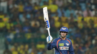Quinton de Kock lays the foundation with 54(43)