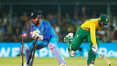 Rocket throw from Shreyas Iyer gets Quinton run out