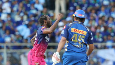 WICKETS x 2! Archer hitting the mark early