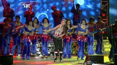 Kareena dances to the IPL beat