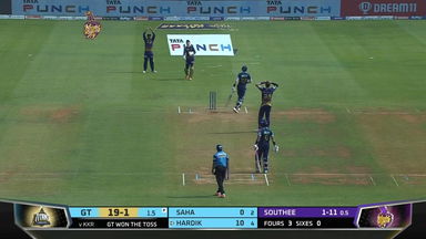 Run-out missed: Southee misses direct-hit, Pandya survives