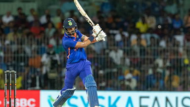 Rahul switches gears with 4 & 6 off Starc