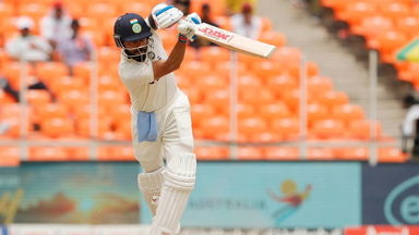 4 x 2: Kohli places them to perfection off Starc