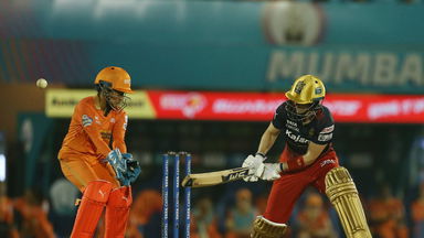 Heather Knight's valiant 30* (11) in the chase