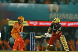 Heather Knight's valiant 30* (11) in the chase