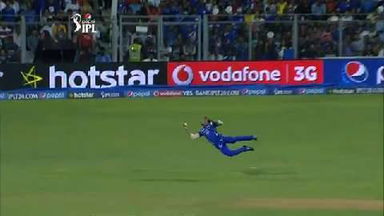 M39: MI vs DD – Lendl Simmons plucks a brilliant catch to see Yuvraj's back