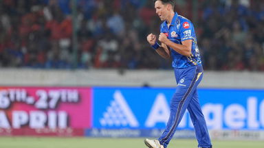 Early Thunder Boult: Trent dismisses Head & Abhishek