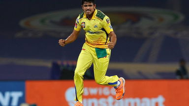 4 & OUT: Theekshana's fine comeback against Warner