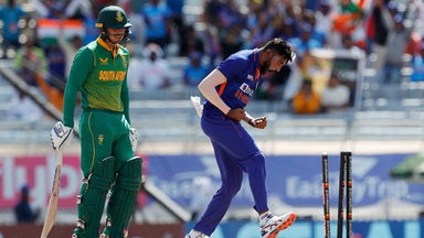 Chopped on - Siraj gets Quinton bowled