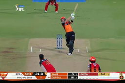 M54: RCB vs SRH – Martin Guptill Six