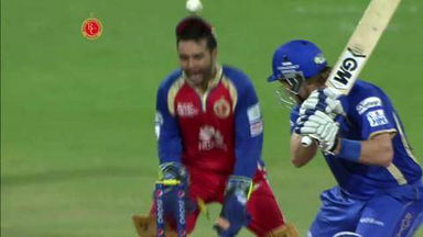 M35: RCB vs RR –  Shane Watson Wicket