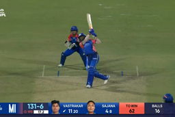 M12 - DC vs MI: Pooja Vastrakar Six