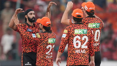 What a start! Simarjeet begins life at SRH with 2 wickets in his first over