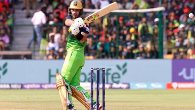 Maxwell wows Chinnaswamy crowd with 77(44)