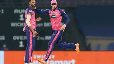 van der Dussen's bullseye throw to run-out Wade