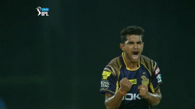 Castled! Mavi's perfect yorker to Munro