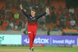 Double Strike Alert: Michael Bracewell sends back SRH openers