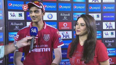 M50: KXIP vs RCB – Preity Zinta plays translator to Axar Patel