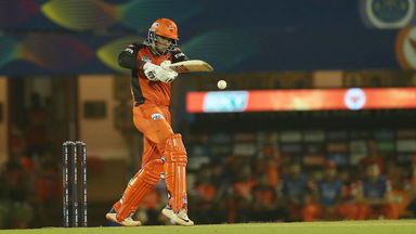 Abhishek Sharma smashes 47(28) in SRH's run-chase