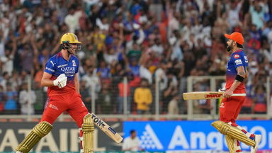 Special 100, Stylish Finish: Jacks smashes 6,6,4,6,6 to bring up 100 & win
