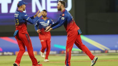 6 & OUT! Maxwell bounces back to dismiss Prabhsimran
