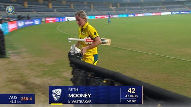 IND-W vs AUS-W 2023-24, 1st ODI: Beth Mooney Wicket