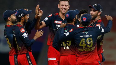Maxwell's terrific catch at slip gets QDK OUT