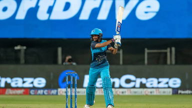 Harmanpreet Kaur smashes 43(29)