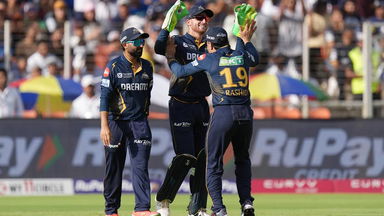 Buttler goes full-stretch: Grabs a one-handed blinder