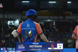 Eliminator - MI vs RCB: Pooja Vastrakar Wicket