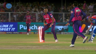 Run Out missed! Mix-up...But Warner gets a reprieve