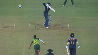 4 x 4 - Mandhana, Shafali target Ismail