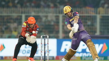 Phil Salt sets the platform with 54(40)